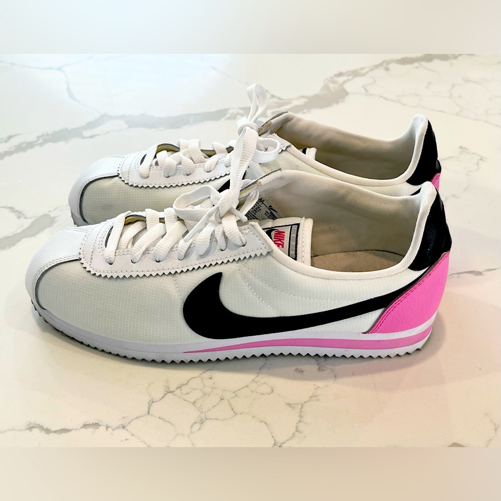 NIKE Womens size 9.5 white tennis shoes with black and hot pink trim! Hot!